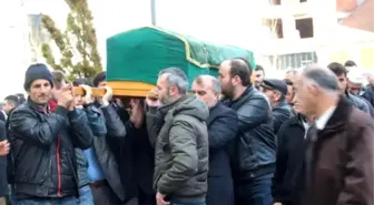 Sırtından 9 Bıçak Darbesiyle Yaralanan Genç Öldü (2)