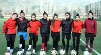 15 Kişilik Bayan Futbol Takımının 10 Oyuncusu Akraba