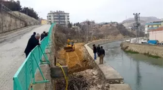 Darende'de Tohma Çayı Kenarı Yol Düzenleme Çalışmaları Yapılıyor