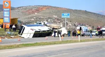 Kahramanmaraş'ta Yolcu Otobüsü ile Minibüs Çarpıştı: 20 Yaralı