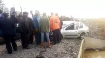 Lastiği Patlayan Otomobil Takla Attı, Dereye Uçmaktan Kurtulan 3 Kişi Yaralandı