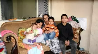 Mendil Satarak 4 Çocuğunun Karnını Doyuruyor