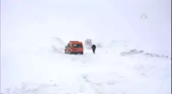 Karayolları Ekiplerinin Üzerine Çığ Düştü