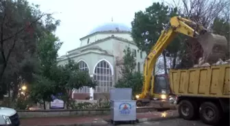 Antalya'da Yıldırım Düşen Caminin Minaresi Yıkıldı