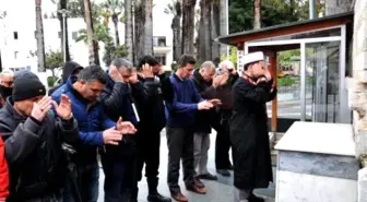 Bodrumlular Müzeyyen Senar İçin Lokma Dağıttı, Namaz Kıldı