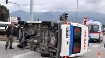 Hasta Taşıyan Ambulans Otomobille Çarpıştı: 5 Yaralı