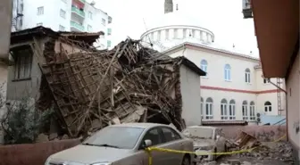 Osmaniye'de Kerpiç Bina Otomobillerin Üzerine Yıkıldı