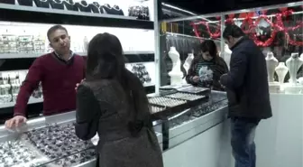 16 Dilde 'Seni Seviyorum' Yazan Yüzük Tasarladı