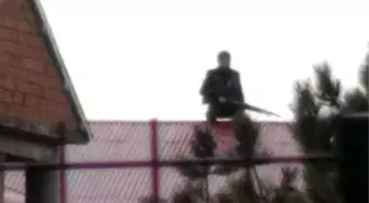 Cinayet İşledi, Çıktığı Çatıdan Ateş Açıp 3 Polisi Yaraladı, Bir Gündür Teslim Olmayıp Direniyor