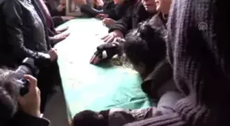 Tarsus'ta Ölü Bulunan Özgecan Aslan'ın Cenazesi Toprağa Verildi