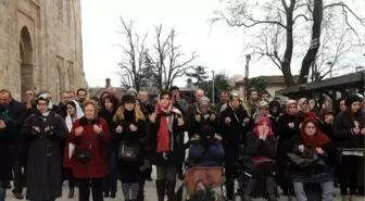 Bursalı Kadınlar, Hunharca Öldürülen Özgecan İçin Gıyabi Cenaze Namazı Kıldı