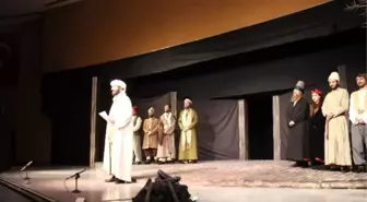 İlk Tiyatro Oyununa Yoğun İlgi