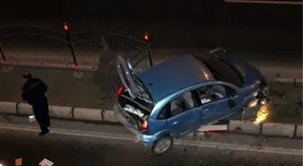 Otomobil, Bariyerlere Çarptı: 1 Yaralı