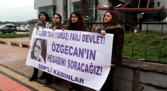 Kendilerini Adliyenin Bahçe Demirlerine Zincirlediler