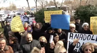 Anadolu Kadın Hareketi Üyeleri, Özgecan'ın Öldürülmesini TBMM Önünde Protesto Etti