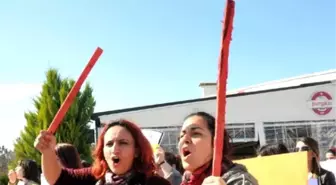 Erkek Şiddetini Sopa ve Çığlıklarla Protesto Ettiler