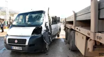 TIR, Öğrenci Servisine Çarptı: 1 Ölü, 14 Yaralı