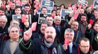 Avukata Gözaltıya 'Kafesli' Protesto