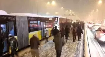Kar İstanbul'u Teslim Aldı, TEM Otoparka Döndü, FSM Saatlerce Kapandı