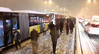 Kar İstanbul'u Teslim Aldı, TEM Otoparka Döndü, FSM Saatlerce Kapandı