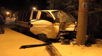 Burdur'da Kamyonet Elektrik Direğine Çarptı: 1 Yaralı