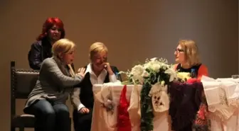 Burhaniye'de Kadına Şiddete Tiyatrolu Tepki