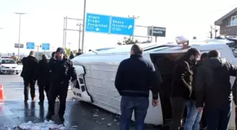 Akçakoca'da Minibüs Devrildi: 1'i Ağır 13 Yaralı