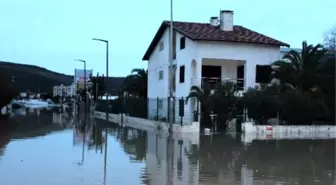 Çeşme'de Suların Tahliyesi Sabaha Kadar Devam Etti