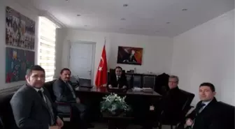 Eşme Kaymakamı Halim'den Tapu Personeline Başarı Belgesi