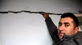 Hasarlı Sağlık Ocağı Hizmette, Yeni Binası İse Dökülüyor