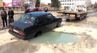 Keşan Su Borusu Patladı, Otomobil Oluşan Çukura Düştü