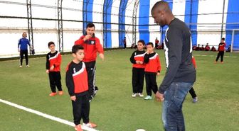 Fransız Futbolcu Moussi Soma'da Çocuklarla Futbol Oynadı