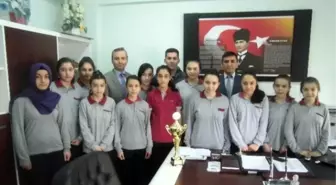 Kaymakam Keçeli Şampiyon Olan Voleybol Takımını Ağırladı