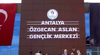 Vali Türker, Özgecan Aslan Gençlik Merkezi'ni Gezdi