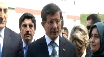 Başbakan Davutoğlu Portekiz'de Şehit Diplomatlar Anıtına Çelenk Bıraktı