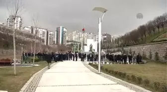 Berdimuhamedov, Mahtumkulu Heykeli'ne Çelenk Koydu