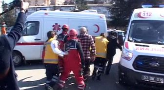 Midibüsle Otomobil Çarpıştı: 4 Yaralı