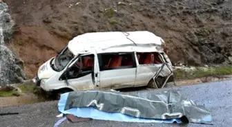 Minibüs Şarampole Devrildi: 1 Ölü, 12 Yaralı