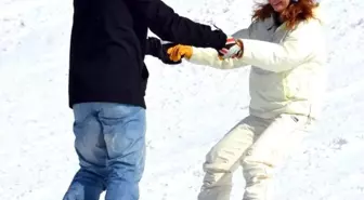 Özge Özder, Palandöken'de Snowboard Öğreniyor