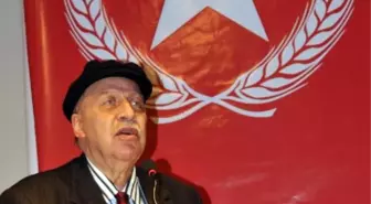 Yaşar Okuyan Kardeşine Vatan Partisi Rozeti Taktı