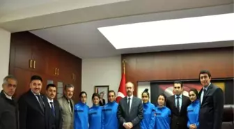 Şampiyon Kızlardan Muş Valisi Büyükersoy'a Ziyaret
