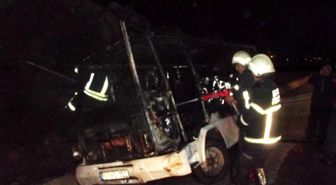 Gaziantep'te Seyir Halindeki Minibüs Cayır Cayır Yandı