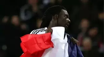 Fenalaşan Gomis Sahanın Ortasına Yığıldı