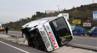 Bergama'da Yolcu Midibüsü Devrildi: 1 Ölü, 9 Yaralı