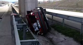 Amasya'da Otomobil Köprü Ayağına Çarptı: 1 Ölü, 1 Yaralı