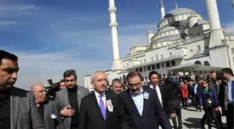 Kılıçdaroğlu, Kadın Basın Mensuplarına Karanfil Verdi