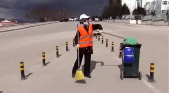 Kocası Çocuklara, O İlçenin Sokaklarına Bakıyor