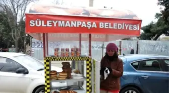 Kocasını Kaybettikten Sonra Geçimini Simit Satarak Sağlıyor