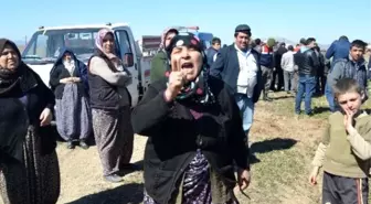 Köylüler Çiftlik Sahiplerinin Arazisine Girip, Ekipmanlarına El Koydu