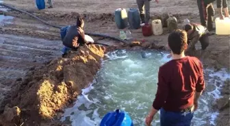 Boru Hattı Delindi, Köylüler Mazotu Bidonlarla Götürdü